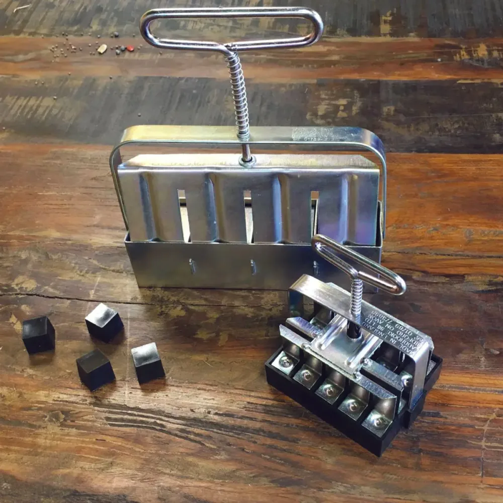 SET DE 2 PRESSES-MOTTES ET CUBES EVIDEMENT