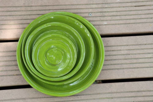Pour compléter votre jardin:Soucoupe en terre cuite émaillée vert Forêt Les Poteries d’Albi - Ø 41 cm