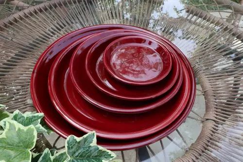 À adopter pour l’extérieur:Soucoupe ronde en terre émaillée coloris cerise Les Poteries d'Albi - Ø 14 x H 2 cm