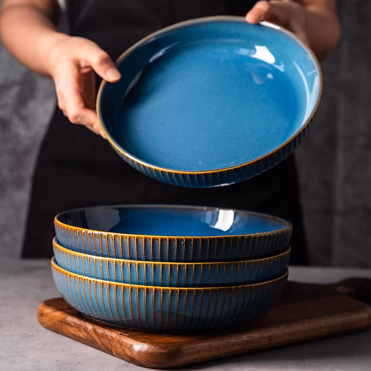 Vaisselle – Assiette creuse en céramique bleue avec lignes dorées